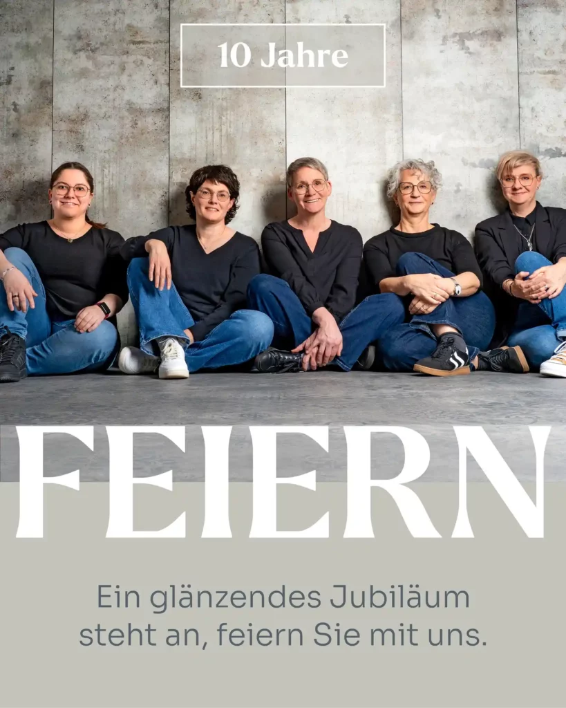 Das Team von Augenoptik Schwarz sitzt vor einer Betonwand. Text: 10 Jahre, FEIERN, Ein glänzendes Jubiläum steht an.